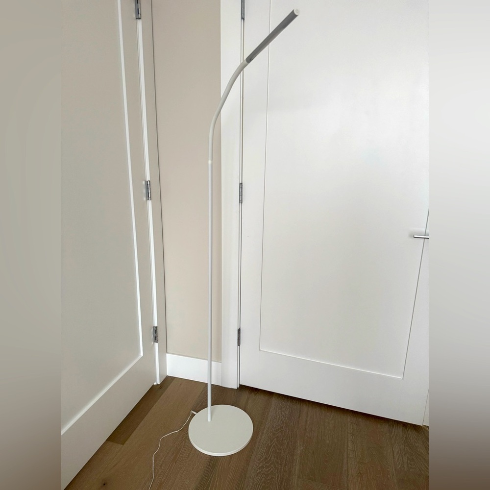 LED Lux Floor Lamp with Adjustable Brightness – Modern Minimalist Design